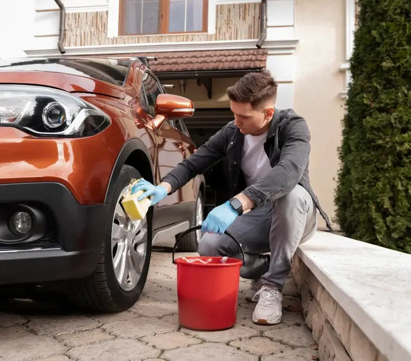 Lavage auto à domicile Flez-Cuzy : professionnel intervenant sur un véhicule